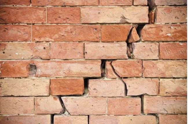 Cracking to external wall Diagonal cracking to brickwork.